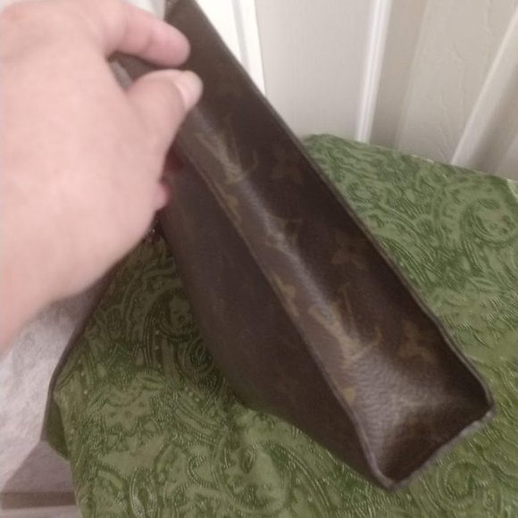 Louis Vuitton Monogram Pouch 26 - Picture 2 of 11